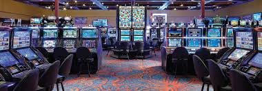 Dealer langsung Caishen Wins di studio kasino gtatoto dengan pencahayaan berkamera multi-angle